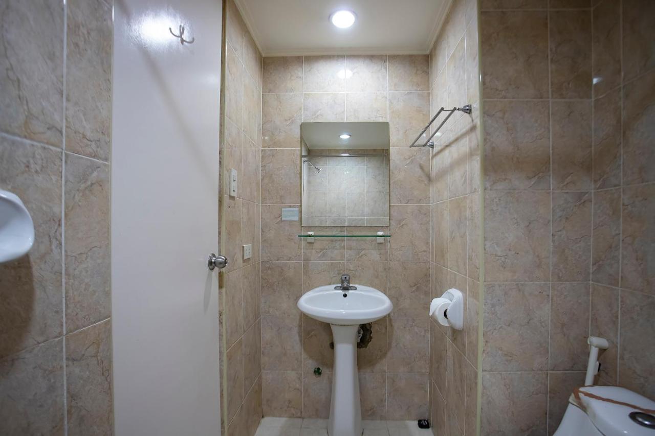 Oyo 821 Connector Hostel Makati City Екстериор снимка