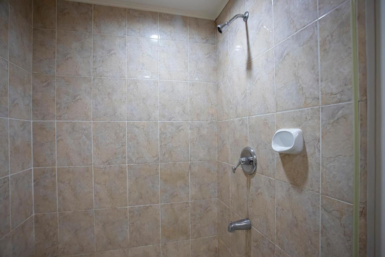 Oyo 821 Connector Hostel Makati City Екстериор снимка